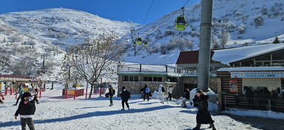 שוויץ בישראל: משפחות חרדיות לקחו פסק זמן בחרמון המושלג | תיעוד 