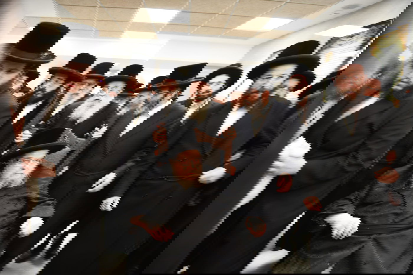 המתינו שהאיש החזק בחסידות ימריא - ואז הדיל החשאי פורסם | מאחורי הקלעים