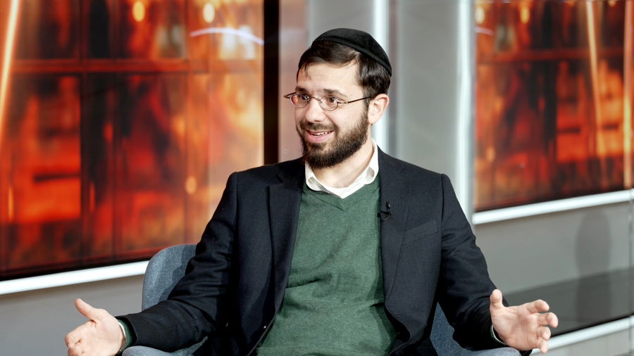 "הייתי שונא חרדים ועושה סלפי עם בנות סמינר כדי להציק" | כך דולב דוידוביץ' הפך ל"שגריר של השם"