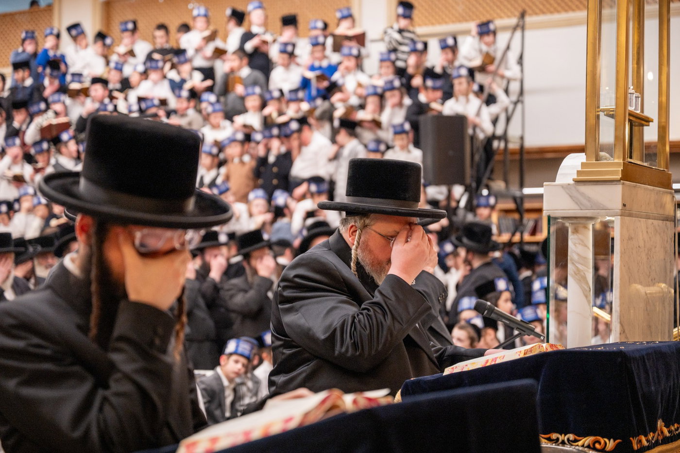 הרה"צ רבי אהרן מרדכי רוקח בתפילה