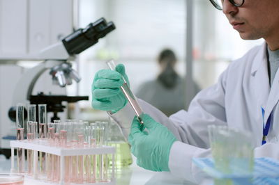 חוקר במעבדה. אילוסטרציה