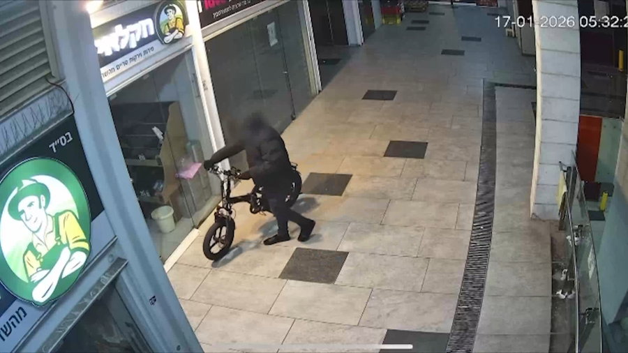 תושב תל אביב מתקרב באופניים לחנות בחלון, ובתוך שניות פורץ | תיעוד