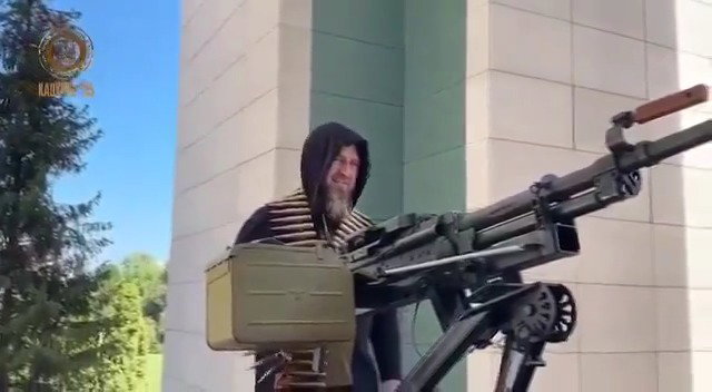 רמזן קדירוב מופיע נוסע ב‑Tesla Cybertruck עם מקלע על הגג