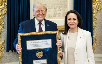 טראמפ מקבל את הפרס נובל לשלום ממנהיגת האופוזיציה של ונצואלה