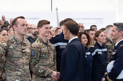 מקרון עם חיילים צרפתים