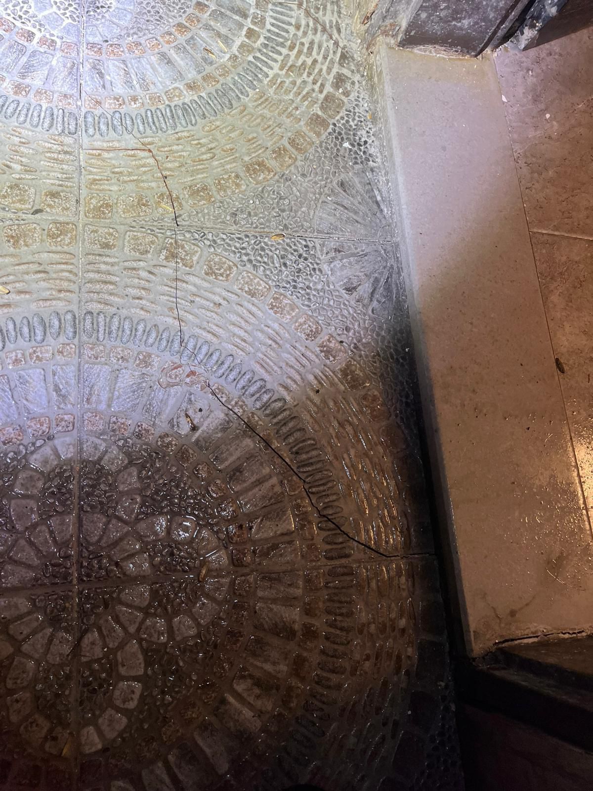 סדקים התגלו בקירות: 7 שעות אחרי פינוי המשפחות - חלק מהבניין קרס