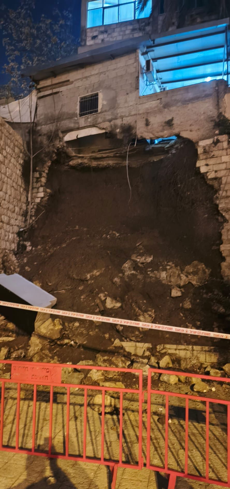 סדקים התגלו בקירות: 7 שעות אחרי פינוי המשפחות - חלק מהבניין קרס