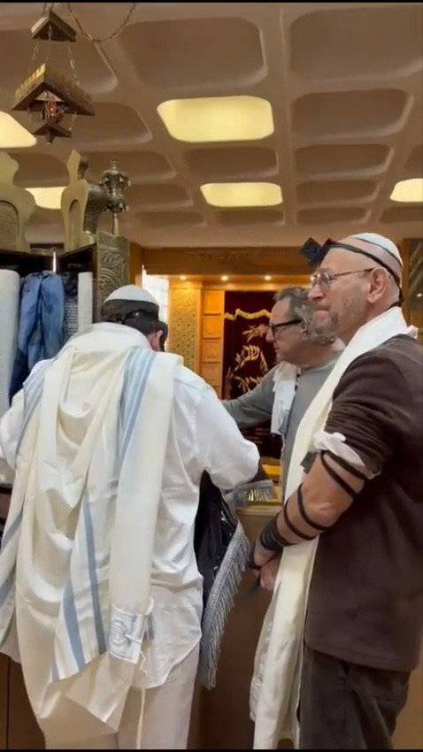 רמי קליינשטיין עם בנו בעליה לתורה