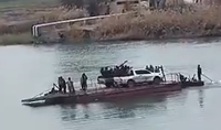 כוחות המשטר הסורי חוצים את נהר הפרת במעבורת מאולתרת