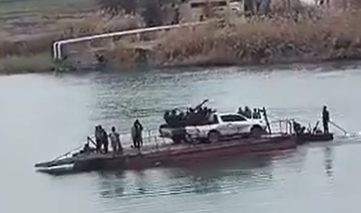 כוחות המשטר הסורי חוצים את נהר הפרת במעבורת מאולתרת