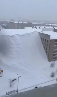 "לא רואים את הגג": העיר הרוסית שנקברה תחת השלג עד לקומה החמישית