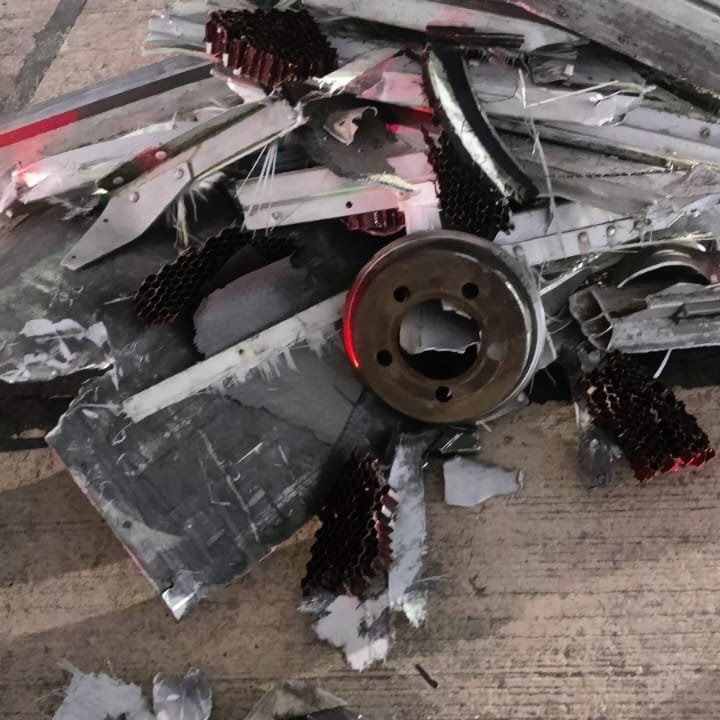 שברי המכולה בתוך המנוע