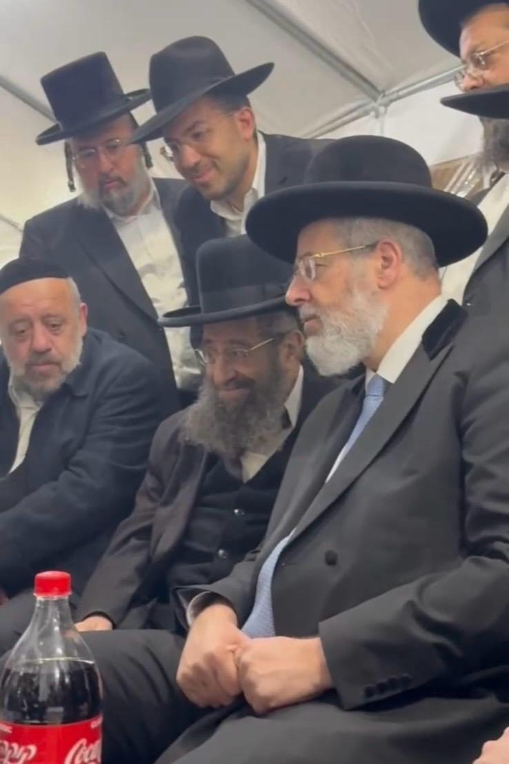 רכבת של מנחמים ב'שבעה' אצל האחים היועצים ביכלר | גלרייה מסכמת