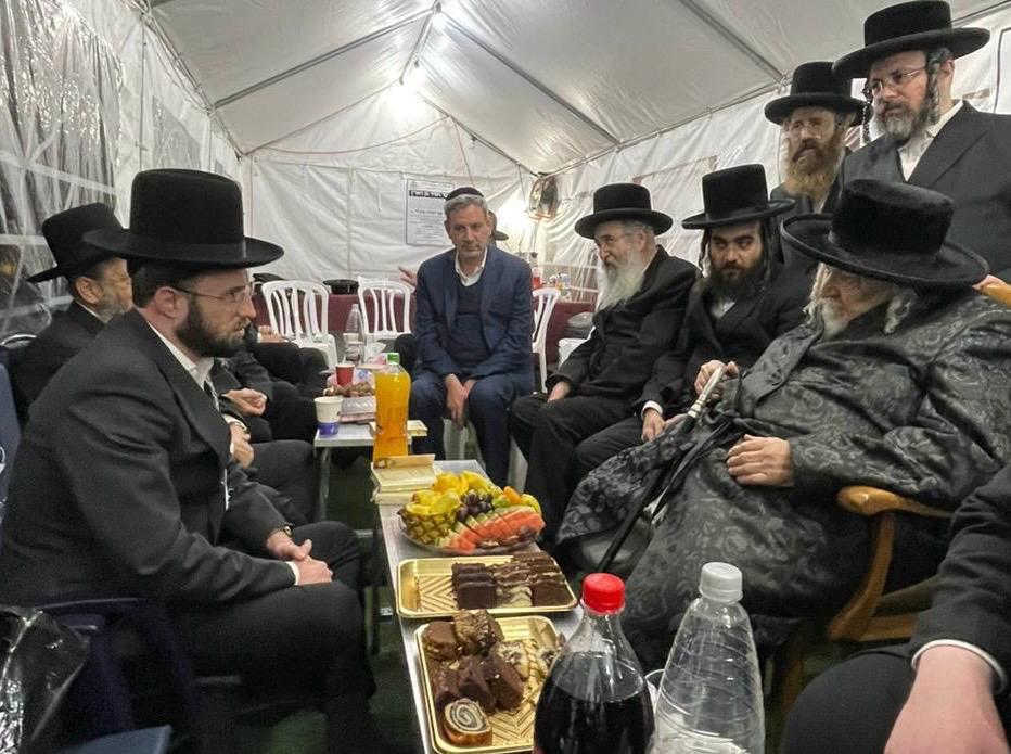 רכבת של מנחמים ב'שבעה' אצל האחים היועצים ביכלר | גלרייה מסכמת