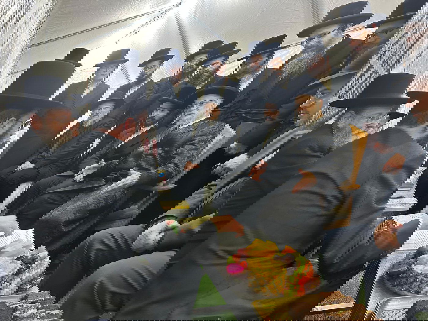 רכבת של מנחמים ב'שבעה' אצל האחים היועצים ביכלר | גלרייה מסכמת