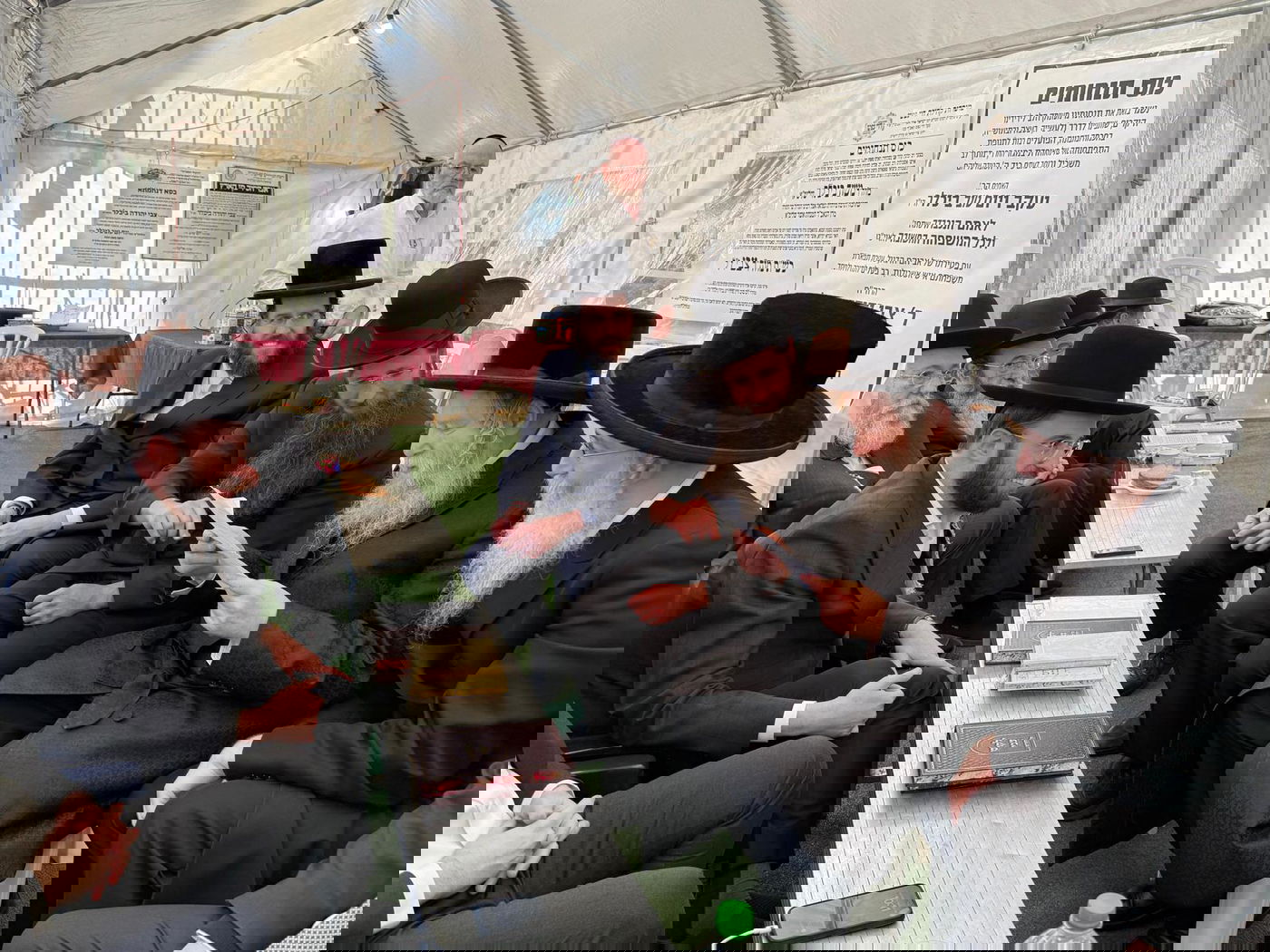 רכבת של מנחמים ב'שבעה' אצל האחים היועצים ביכלר | גלרייה מסכמת