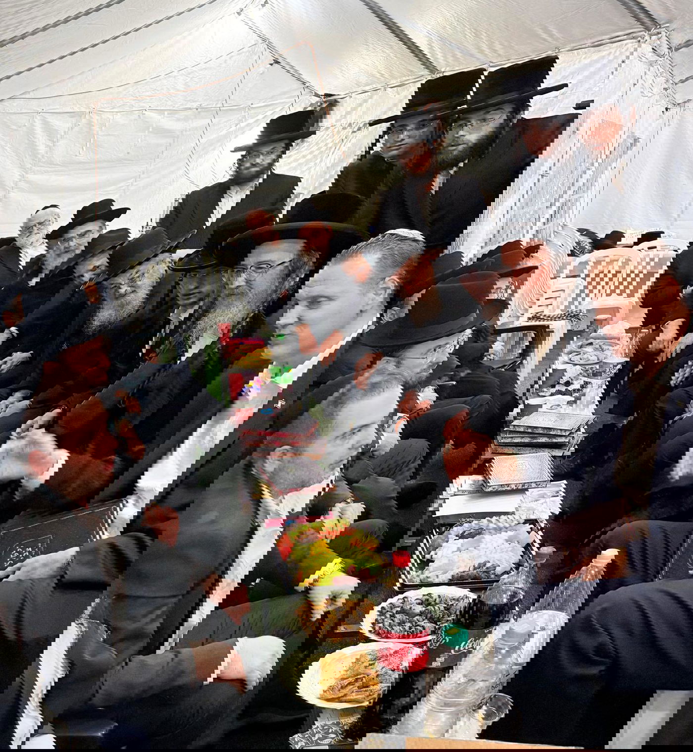 רכבת של מנחמים ב'שבעה' אצל האחים היועצים ביכלר | גלרייה מסכמת