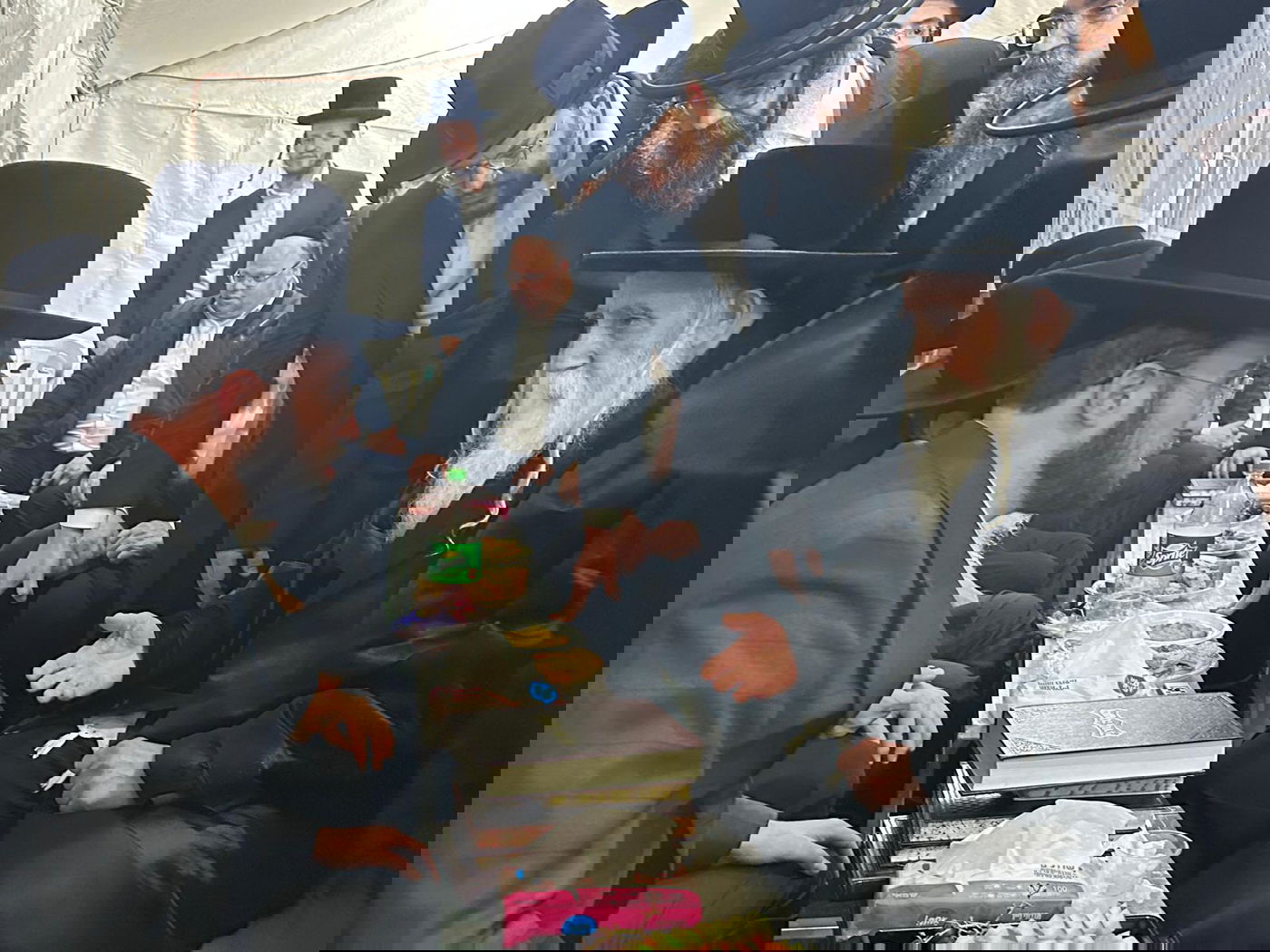 רכבת של מנחמים ב'שבעה' אצל האחים היועצים ביכלר | גלרייה מסכמת