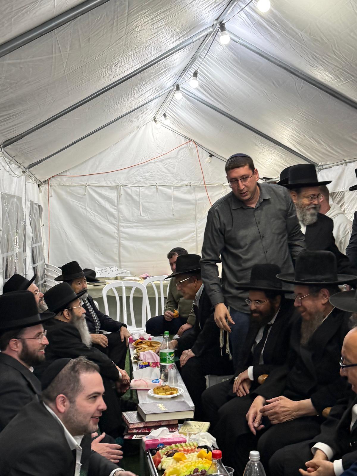 רכבת של מנחמים ב'שבעה' אצל האחים היועצים ביכלר | גלרייה מסכמת