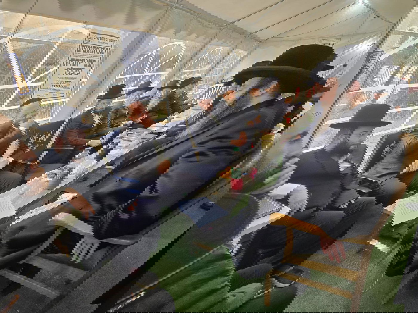 רכבת של מנחמים ב'שבעה' אצל האחים היועצים ביכלר | גלרייה מסכמת