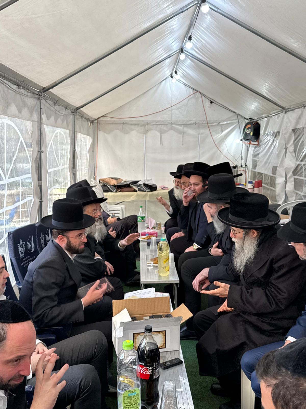 רכבת של מנחמים ב'שבעה' אצל האחים היועצים ביכלר | גלרייה מסכמת