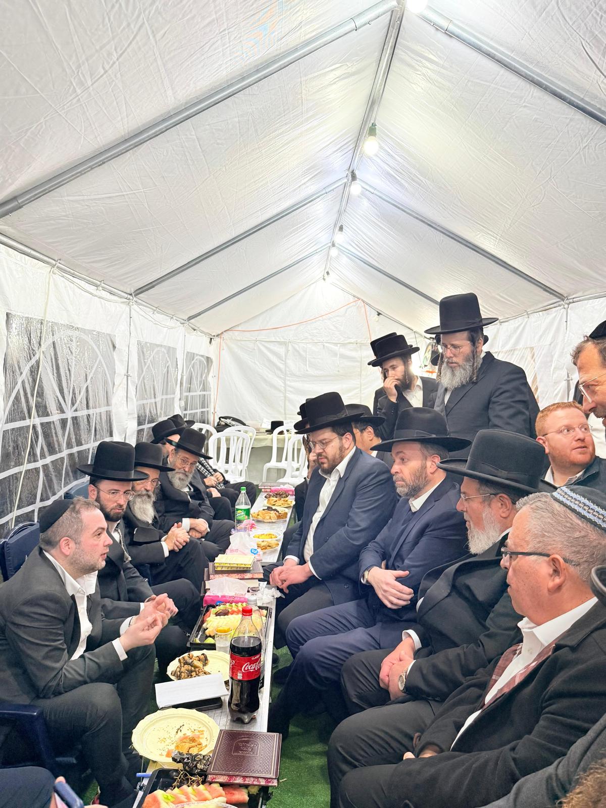 רכבת של מנחמים ב'שבעה' אצל האחים היועצים ביכלר | גלרייה מסכמת