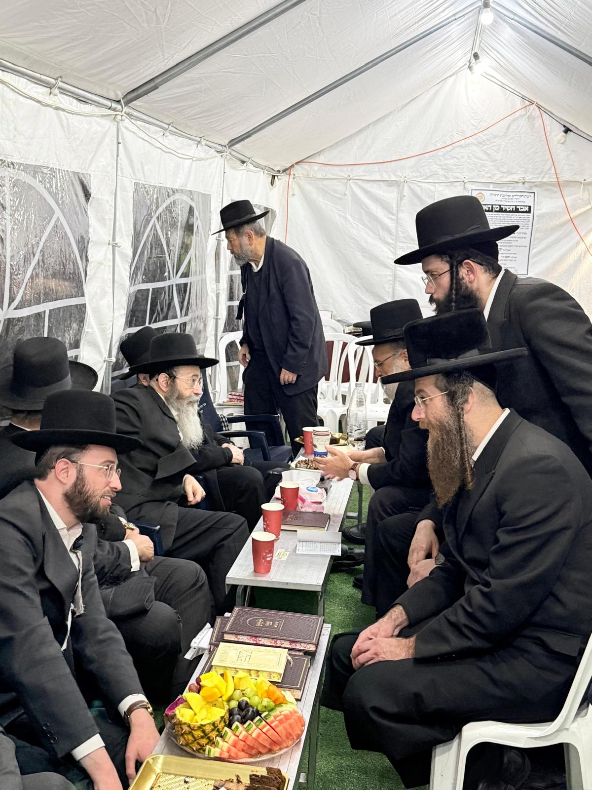 רכבת של מנחמים ב'שבעה' אצל האחים היועצים ביכלר | גלרייה מסכמת