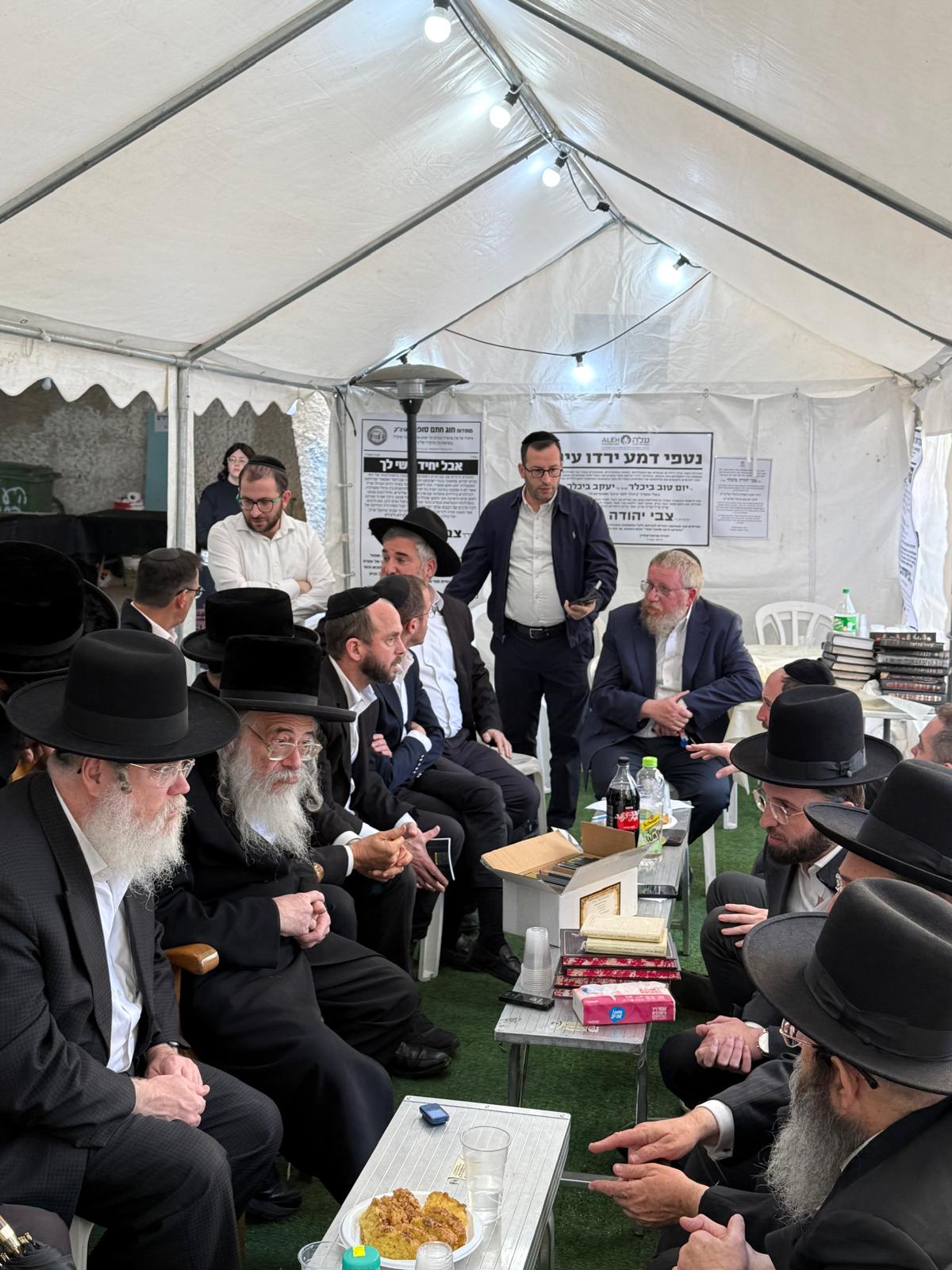 רכבת של מנחמים ב'שבעה' אצל האחים היועצים ביכלר | גלרייה מסכמת