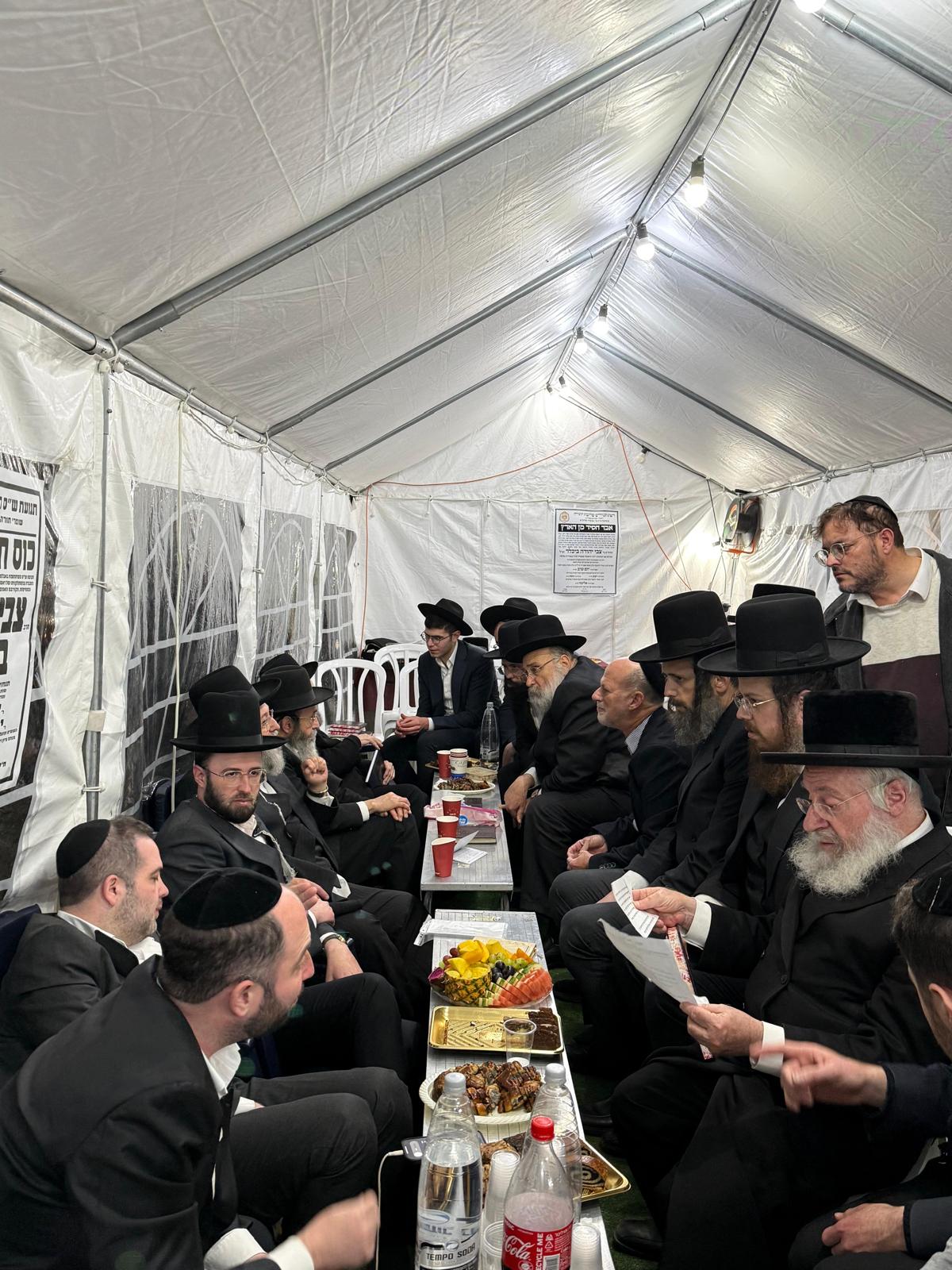 רכבת של מנחמים ב'שבעה' אצל האחים היועצים ביכלר | גלרייה מסכמת