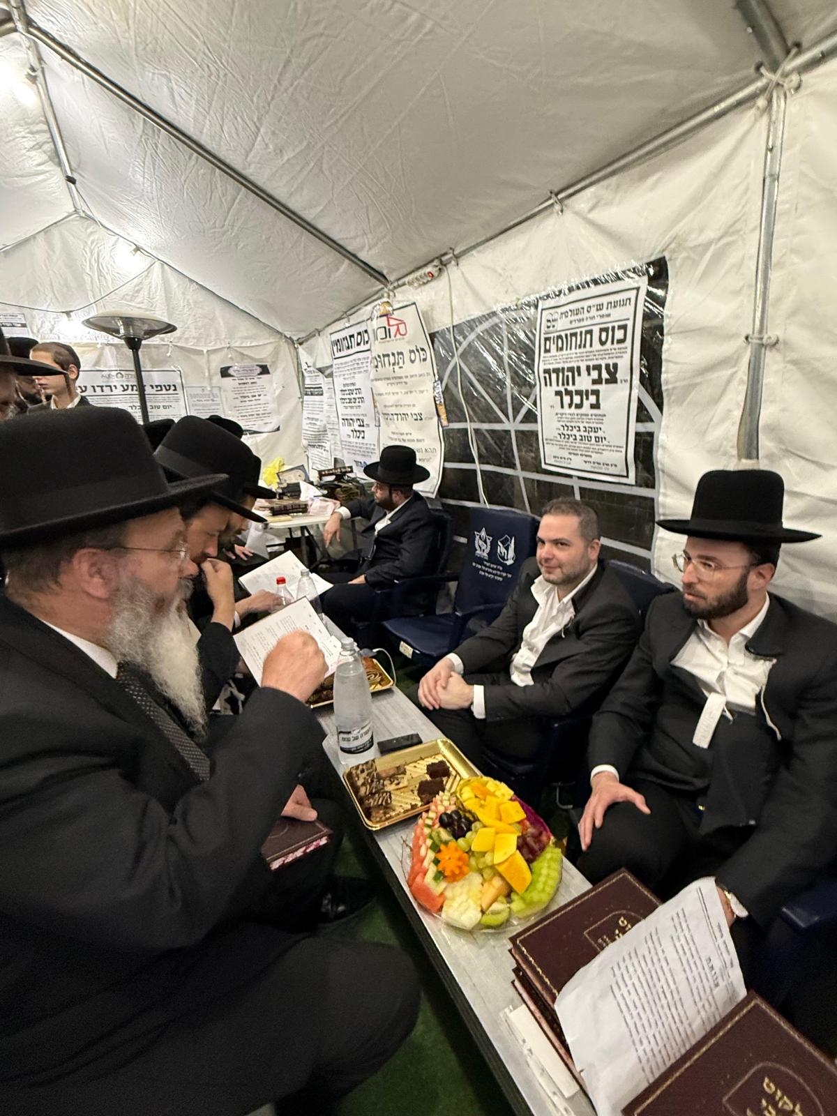 רכבת של מנחמים ב'שבעה' אצל האחים היועצים ביכלר | גלרייה מסכמת