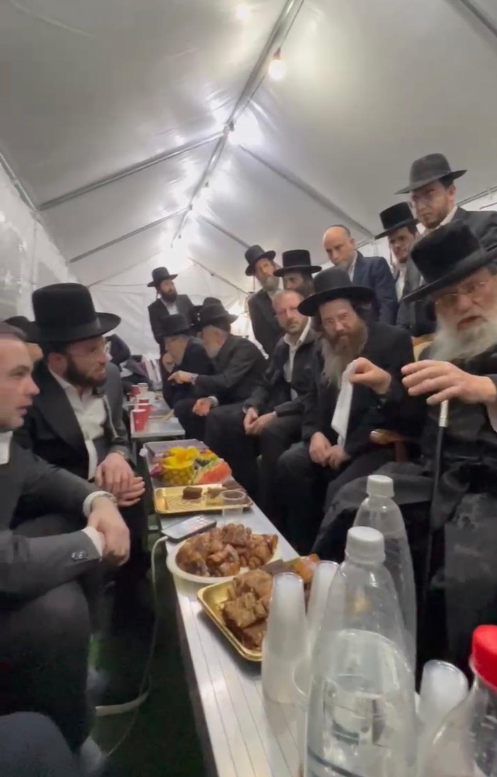 רכבת של מנחמים ב'שבעה' אצל האחים היועצים ביכלר | גלרייה מסכמת