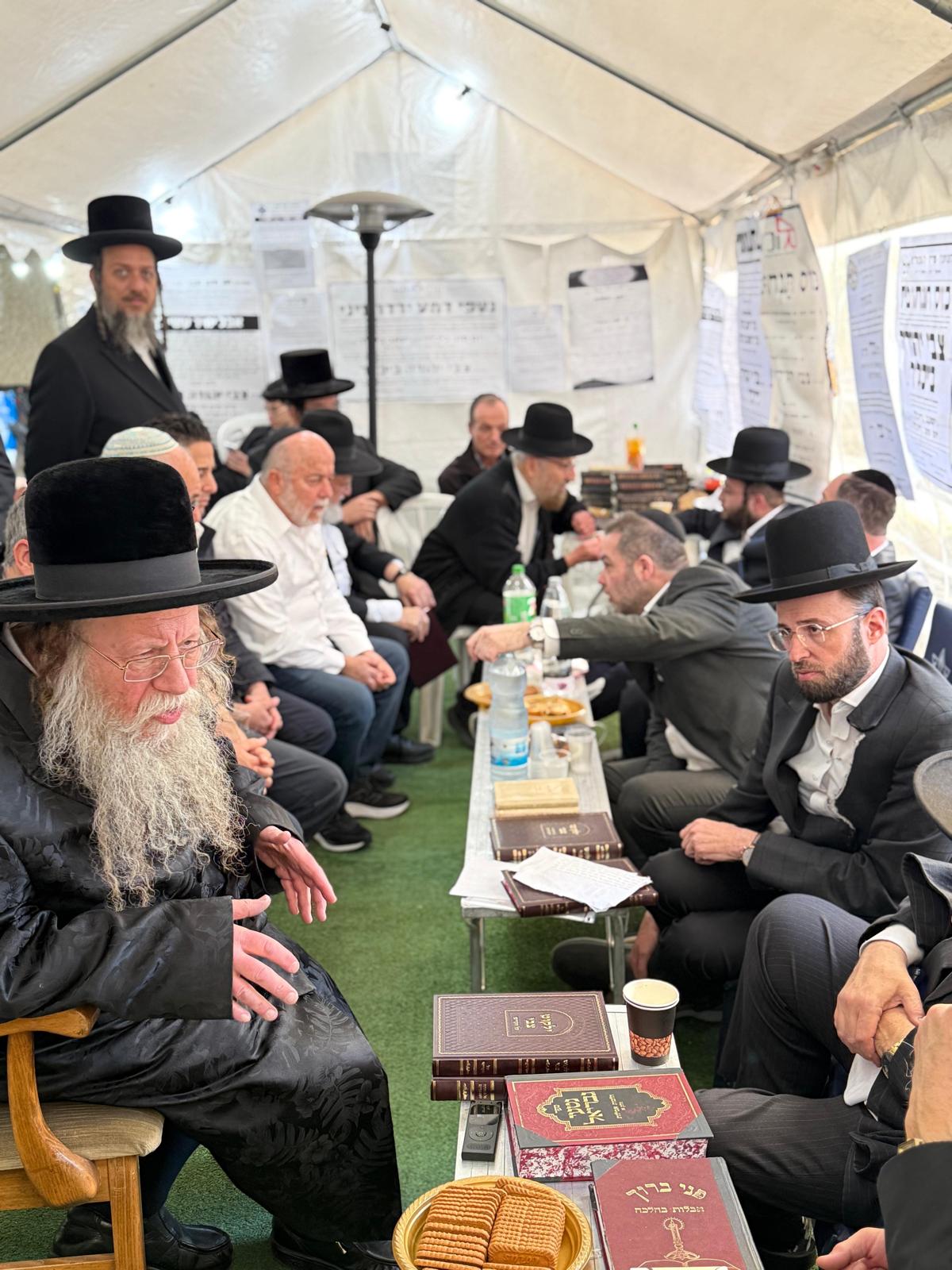 רכבת של מנחמים ב'שבעה' אצל האחים היועצים ביכלר | גלרייה מסכמת