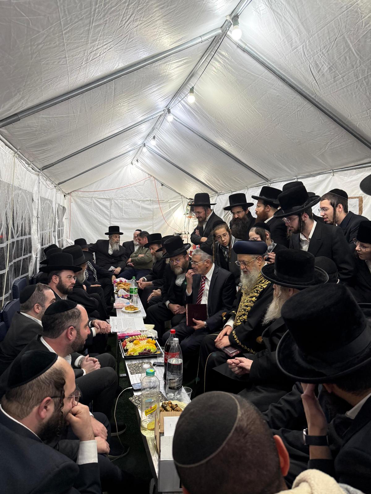 רכבת של מנחמים ב'שבעה' אצל האחים היועצים ביכלר | גלרייה מסכמת