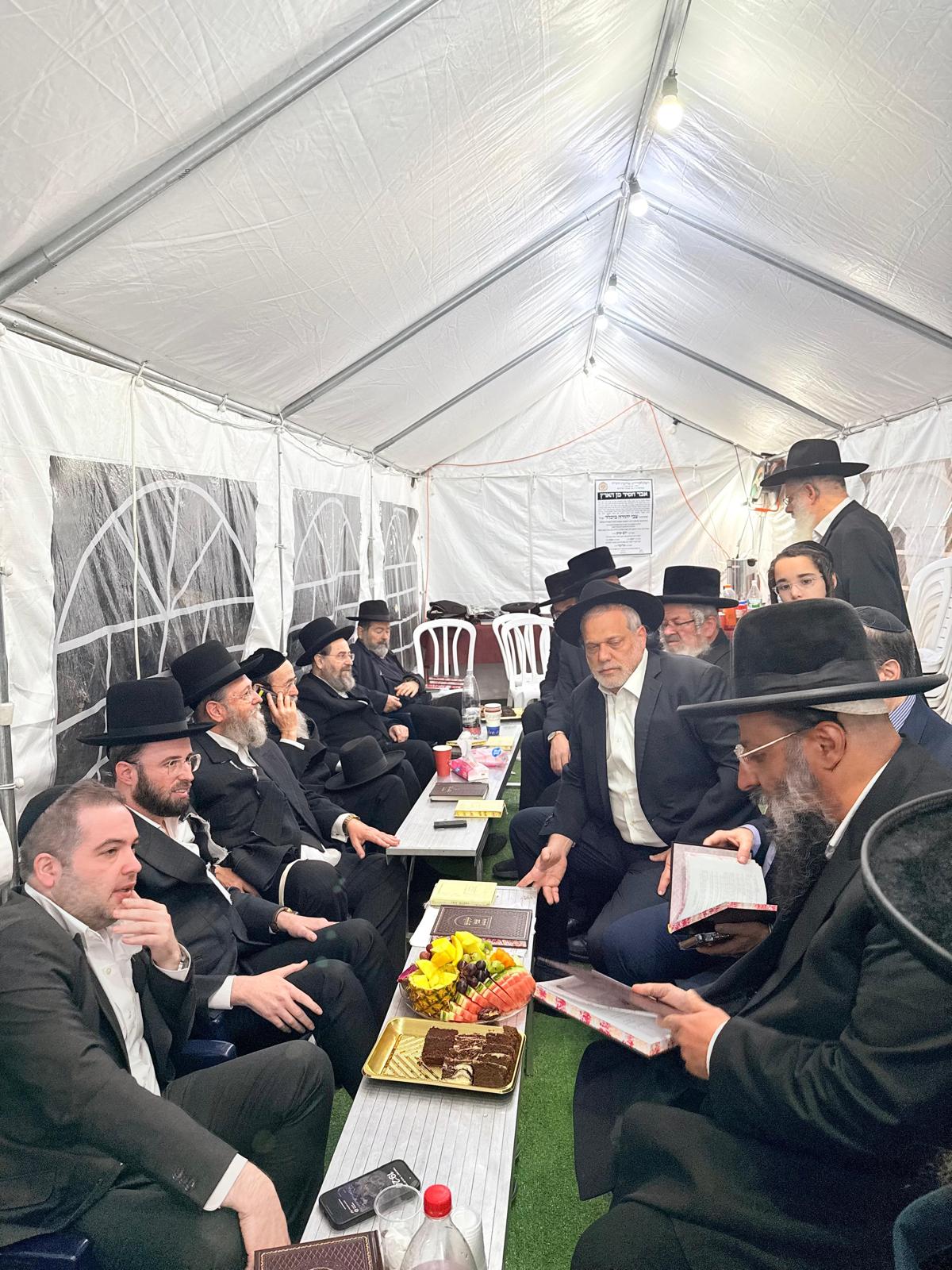 רכבת של מנחמים ב'שבעה' אצל האחים היועצים ביכלר | גלרייה מסכמת