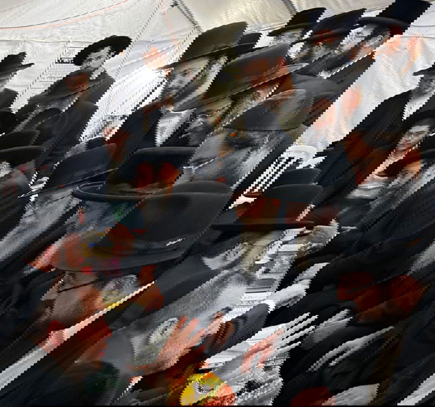 רכבת של מנחמים ב'שבעה' אצל האחים היועצים ביכלר | גלרייה מסכמת