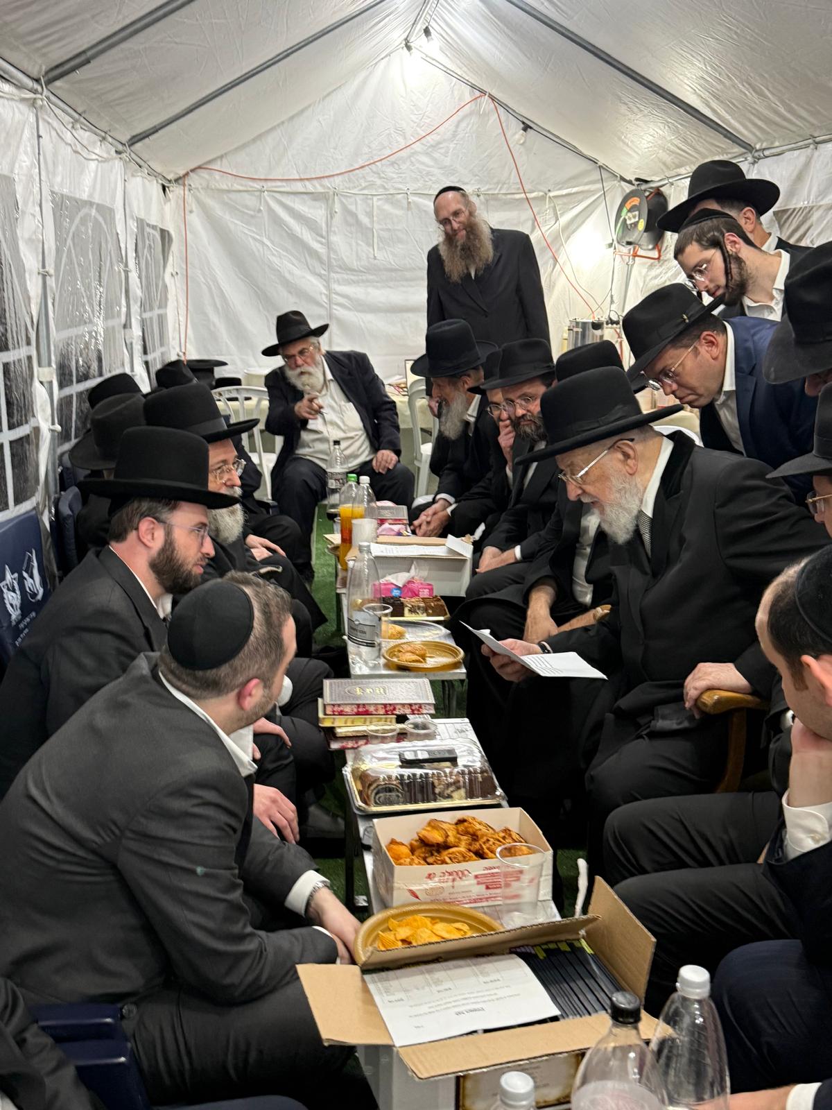 רכבת של מנחמים ב'שבעה' אצל האחים היועצים ביכלר | גלרייה מסכמת