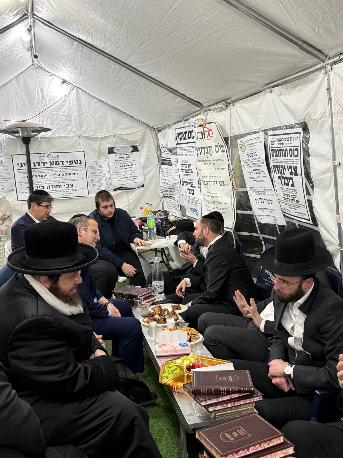 רכבת של מנחמים ב'שבעה' אצל האחים היועצים ביכלר | גלרייה מסכמת