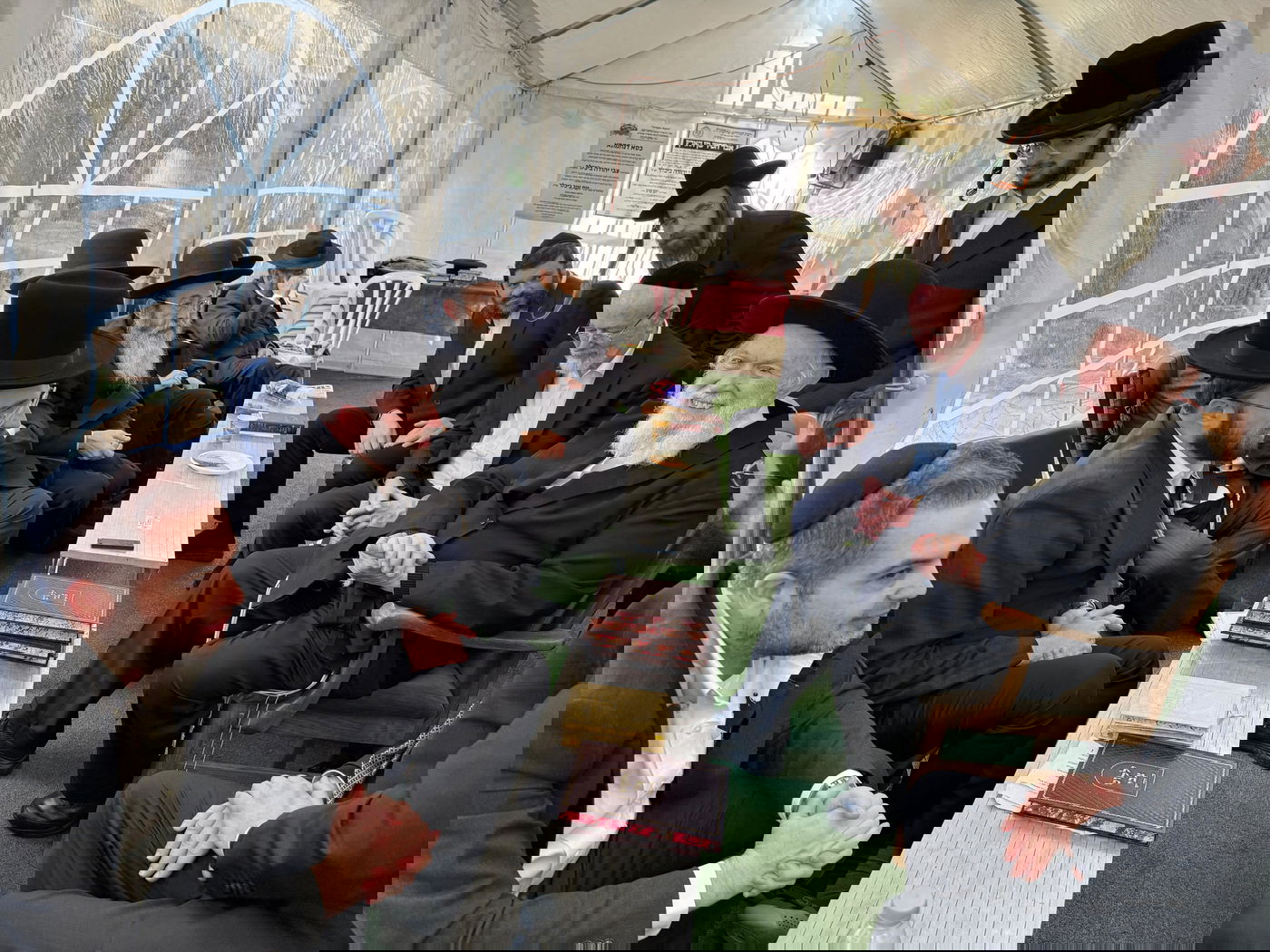 רכבת של מנחמים ב'שבעה' אצל האחים היועצים ביכלר | גלרייה מסכמת