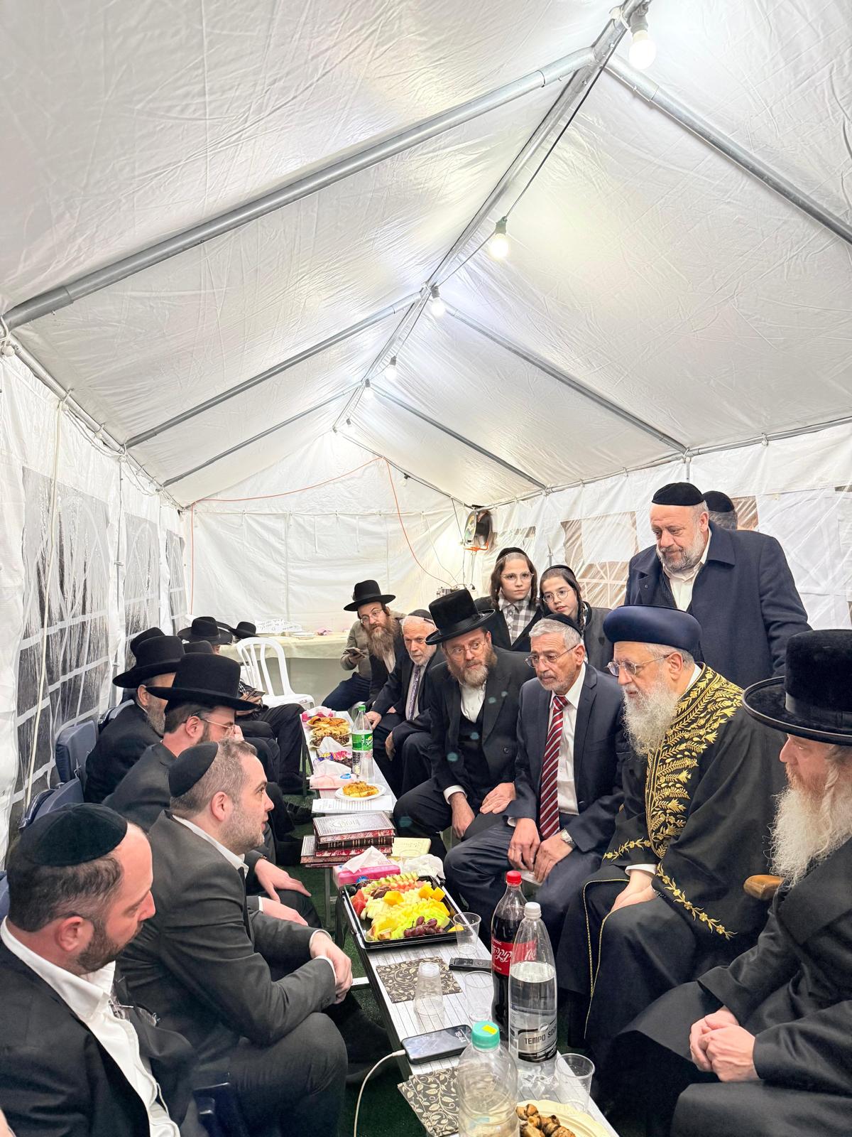 רכבת של מנחמים ב'שבעה' אצל האחים היועצים ביכלר | גלרייה מסכמת