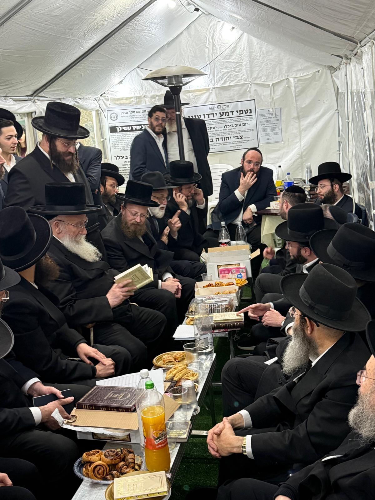 רכבת של מנחמים ב'שבעה' אצל האחים היועצים ביכלר | גלרייה מסכמת