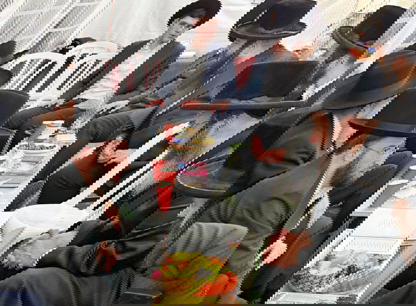 רכבת של מנחמים ב'שבעה' אצל האחים היועצים ביכלר | גלרייה מסכמת