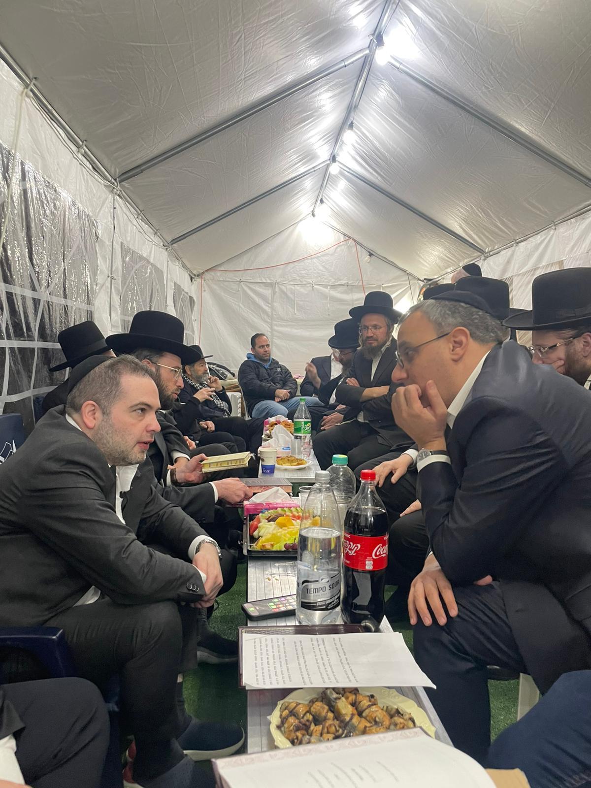 רכבת של מנחמים ב'שבעה' אצל האחים היועצים ביכלר | גלרייה מסכמת