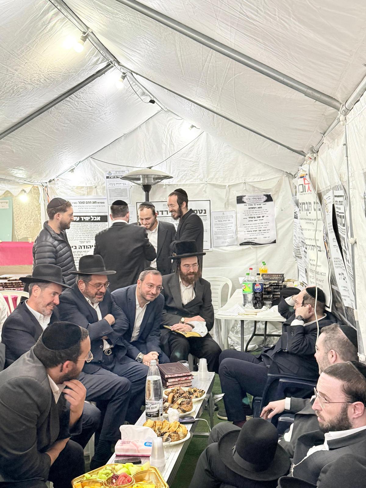 רכבת של מנחמים ב'שבעה' אצל האחים היועצים ביכלר | גלרייה מסכמת