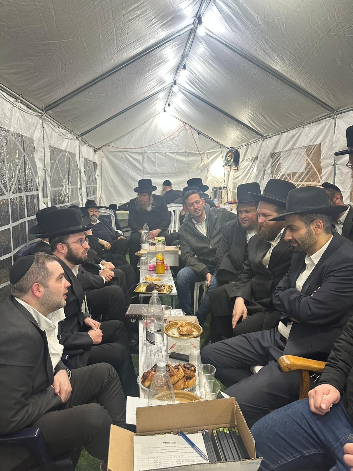 רכבת של מנחמים ב'שבעה' אצל האחים היועצים ביכלר | גלרייה מסכמת