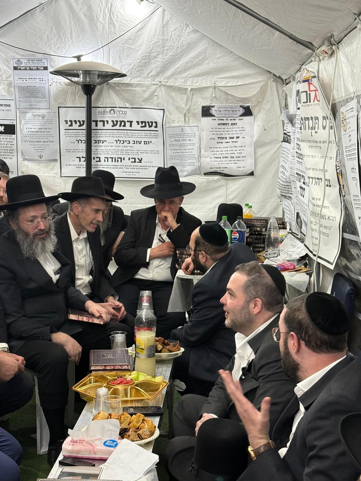 רכבת של מנחמים ב'שבעה' אצל האחים היועצים ביכלר | גלרייה מסכמת