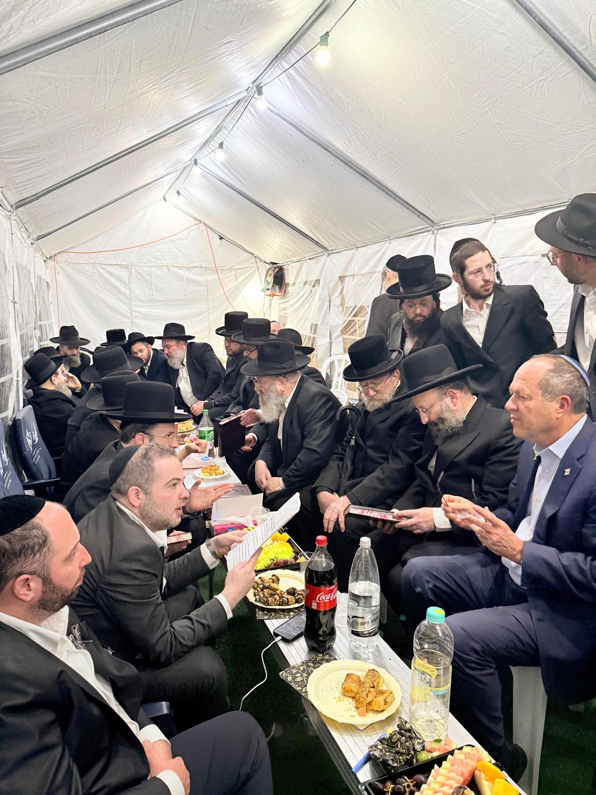 רכבת של מנחמים ב'שבעה' אצל האחים היועצים ביכלר | גלרייה מסכמת