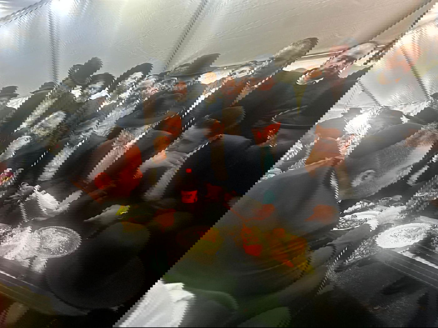 רכבת של מנחמים ב'שבעה' אצל האחים היועצים ביכלר | גלרייה מסכמת