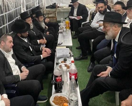 רכבת של מנחמים ב'שבעה' אצל האחים היועצים ביכלר | גלרייה מסכמת