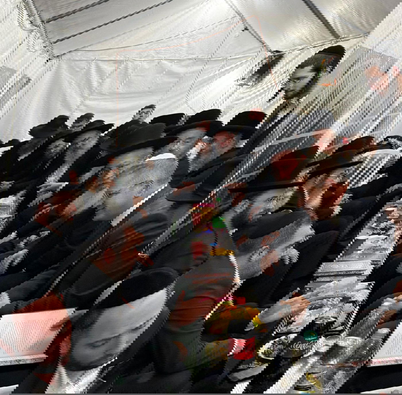 רכבת של מנחמים ב'שבעה' אצל האחים היועצים ביכלר | גלרייה מסכמת