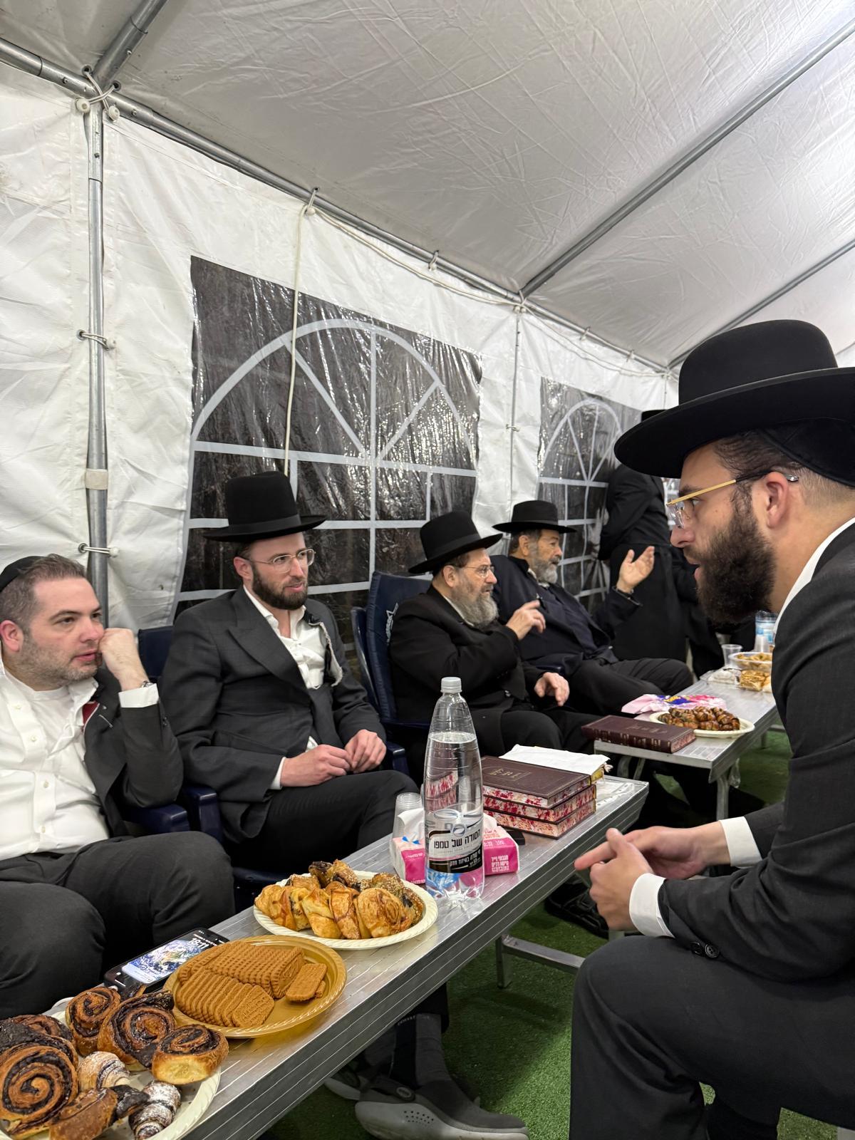 רכבת של מנחמים ב'שבעה' אצל האחים היועצים ביכלר | גלרייה מסכמת